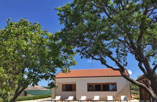 Cottage with pool near Rovinj - 1 km to the sea