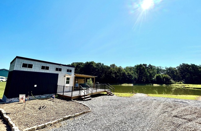 Country Container Tiny House. Experience peace by the water & native wildlife!