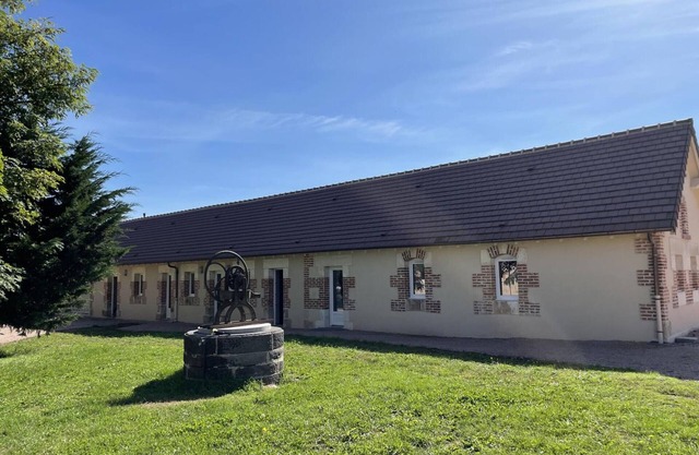 Country cottage with terrace and garden in Thiel-sur-Acolin
