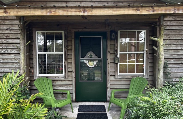 Country cottage. 2 bedroom/2 bath. Sleeps 4-8. Kitchen. Dining room. Grill.