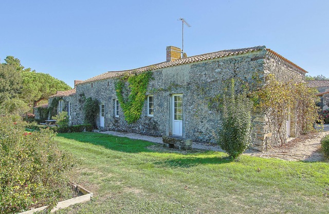 Country House 'Domaine La Roblinière 10min Plage' with Private Terrace, Private Garden and Wi-Fi
