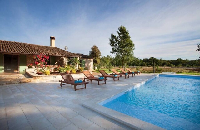 Country house with pool in fantastic location