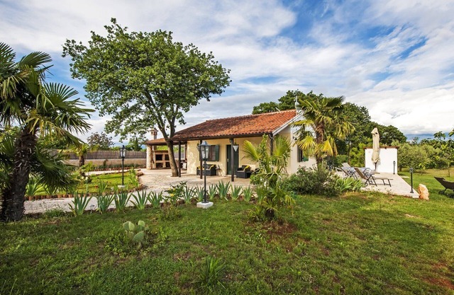 Country house with whirlpool and sauna near Rovinj