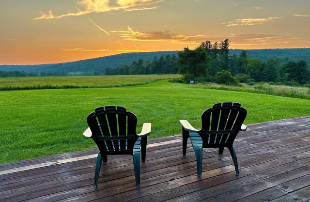 Country retreat - 3-bd rm house on picturesque horse farm with WiFi, AC & views