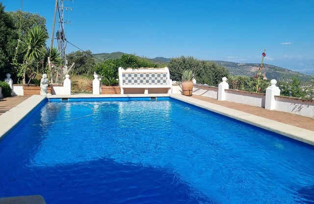 Countryside Apartment, peace and tranquility, spectacular views of Sierra Nevada