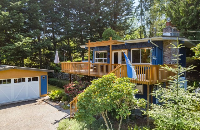 Coupeville Mid-Century Beach Cabin w/Hot Tub