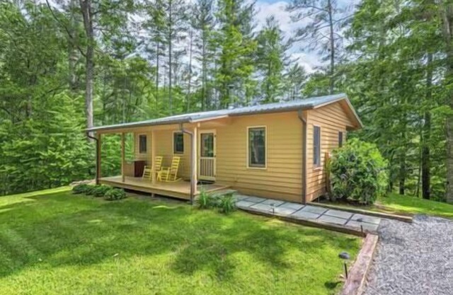 Couples Cabin with King bed and outdoor hot tub!