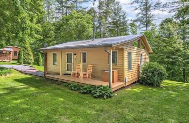 Couples Cabin with King bed and outdoor hot tub!