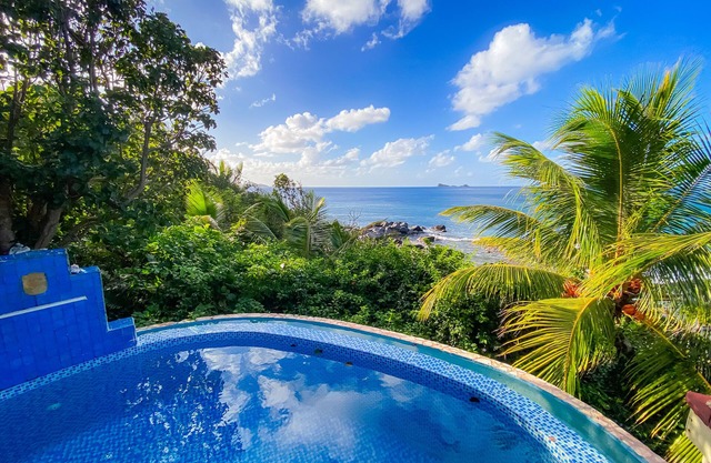 Couples Retreat - Beachfront Bungalow in Nail Bay- Pool *New to VRBO*