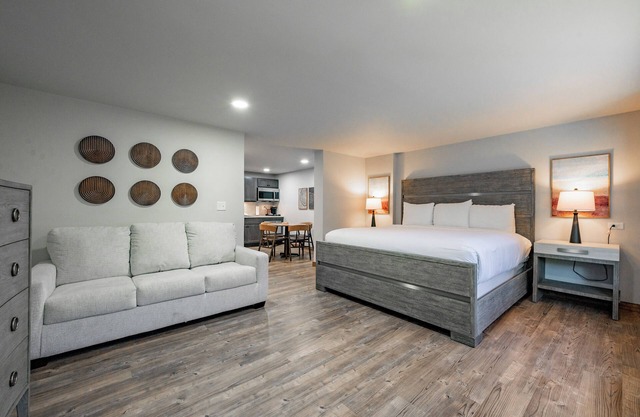 Cove Creek Lodge: 107 Lakeside Executive King Suite