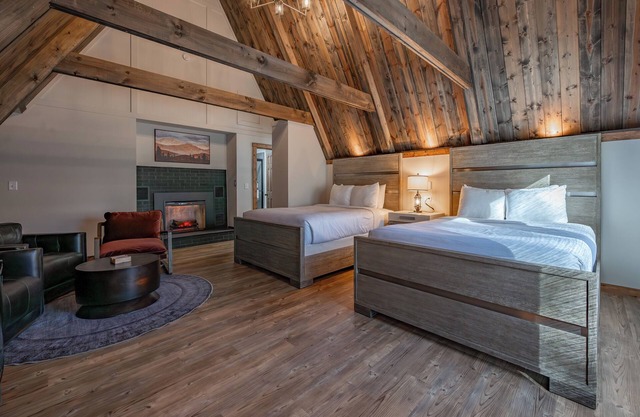 Cove Creek Lodge: 217 Lakeside Double Queen Fireplace Room