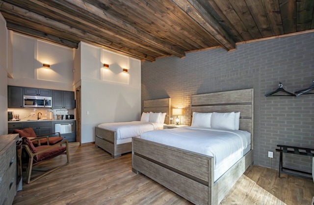 Cove Creek Lodge: 218 Lakeside Double Queen Room