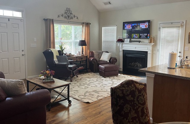 Covington 3 bedroom/3 bath, near Cinelease