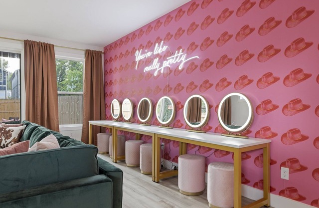 Cowgirl Inn Hot Tub 6 Vanities Backdrops Backyard 3mi to DT