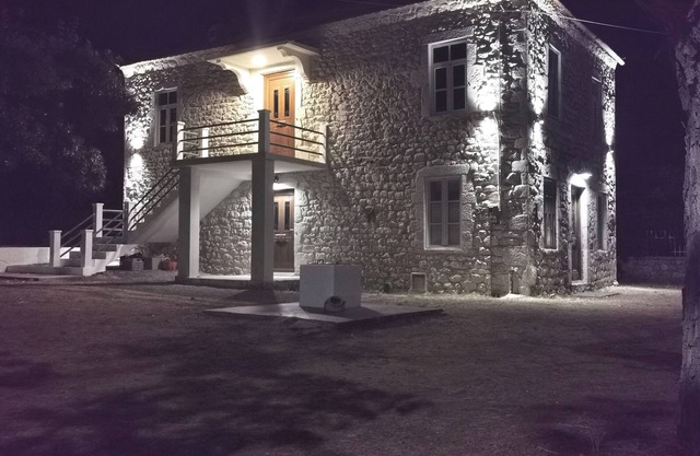 Cozi centrally located country style apartment in a traditional stone house