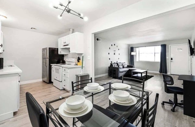 Cozy 1 Bed, Sleeps 4! Near Strip! Perfect GetAway!