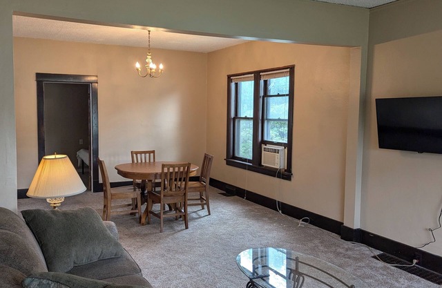 Cozy 1-bedroom apartment in fantastic Fargo with WiFi, AC