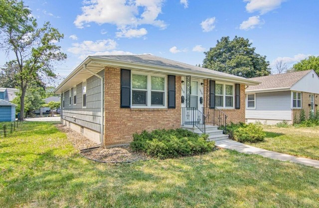 Cozy 1-bedroom APT in a Duplex home- Close to DT Minneapolis, MOA & Airport.
