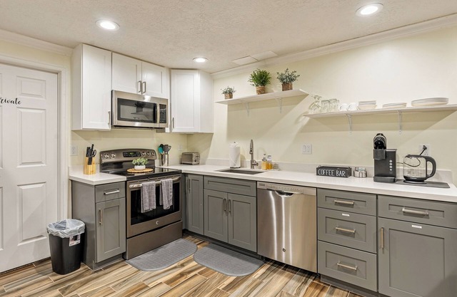 Cozy 1-Bedroom Basement Apartment, Free Parking, Kitchen, Washer/Dryer in Unit