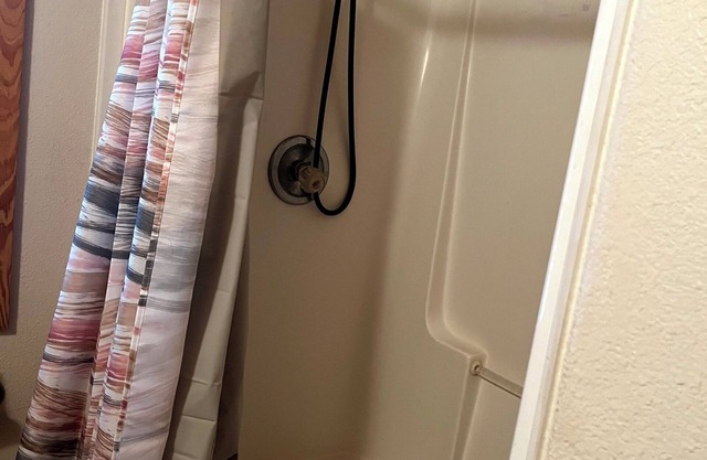 Cozy 1-bedroom cabin in charming Sweeny with fitness room, WiFi