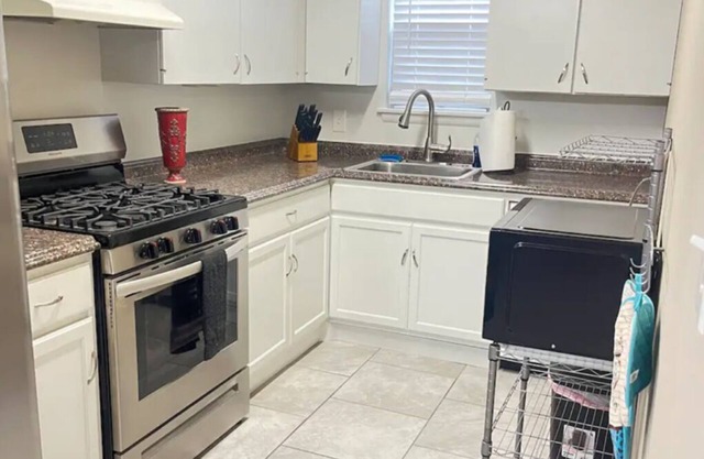 Cozy 1-bedroom condo in lovely Tulsa with AC, WiFi