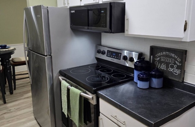 Cozy 1-bedroom in West 7th with WiFi, AC, sofabed, full bath and kitchen