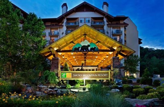 Cozy 1-bedroom resort in charming Gatlinburg with fireplace, Wi-Fi, & fitness rm
