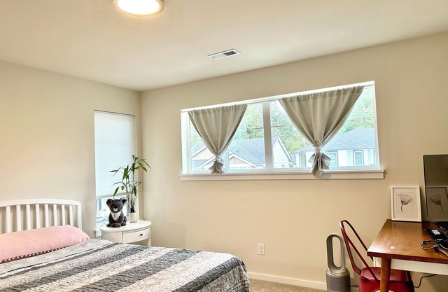 Cozy 1b1b1wc suite in Renton with WiFi, AC, dedicated work space