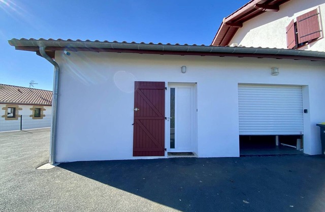 Cozy 1BR Apt in Itxassou: Private Garden, Parking, Near Spa, Internet, Sleeps 3