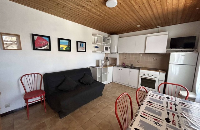 Cozy 1BR Beach House with Terrace, 300m from Sea - La Guérinière