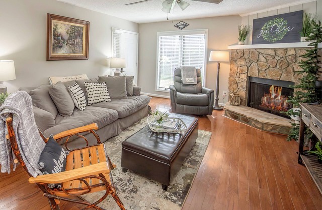 Cozy 1st floor, Stocked, Fireplace, Walk to Main