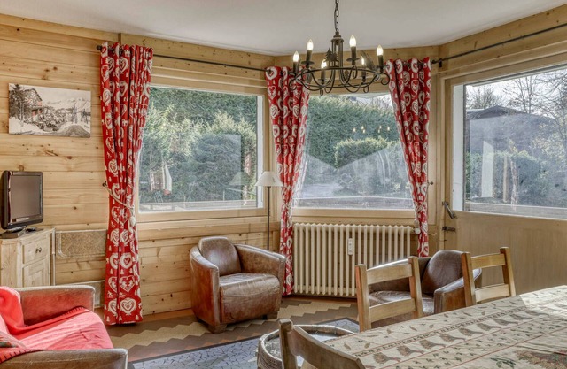 Cozy 2-Bed Apartment in Quiet Rochebrune, 8 min to Cable Car, Pet-Friendly, Balcony, Parking