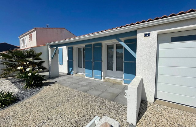 Cozy 2-Bedroom House with Garden, Terrace & BBQ – Near Beach & Shops