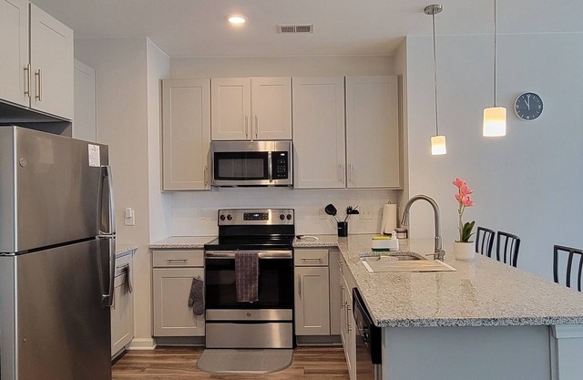 Cozy 2 bedroom 2 bath apartment just 18 minutes away from airport.