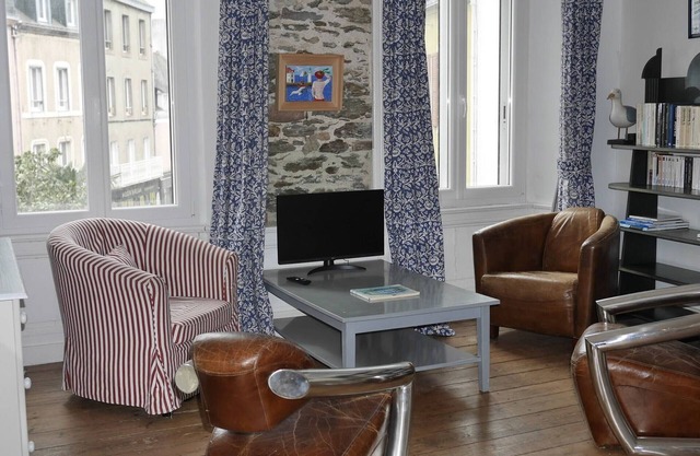 Cozy 2-bedroom apartment in the heart of Le Palais, near shops and beach