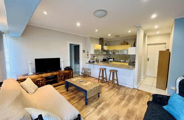 Cozy 2 bedroom apartment just 200m from the main beach in Strand