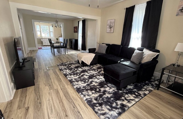 Cozy 2-bedroom bungalow in nice Terre Haute fully renovated