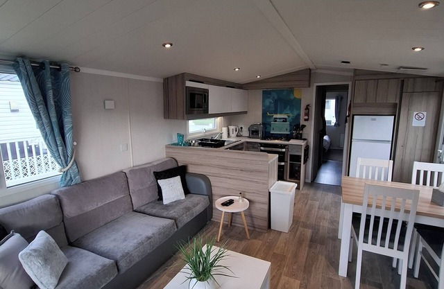 Cozy 2-bedroom caravan in welcoming SetonSands with WiFi close to the beach