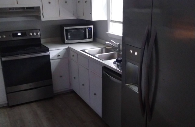 Cozy 2-bedroom condo in enjoyable Augusta with AC, WiFi