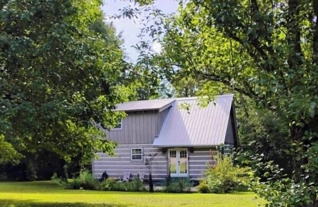 Cozy 2-bedroom custom cabin