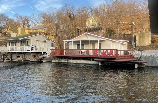 Cozy 2-bedroom house @ MM 21 in Osage Beach with AC, WiFi. LITTLE RED ROOF