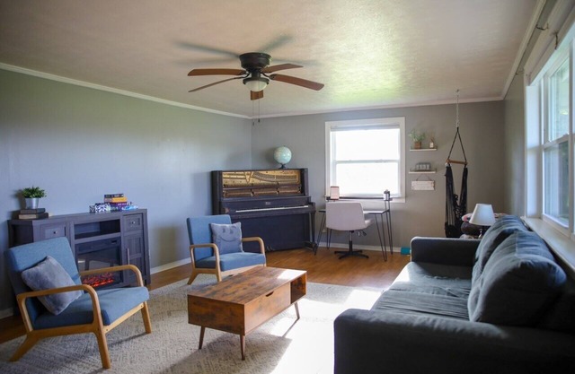 Cozy 2-bedroom house in Jamestown with AC, WiFi