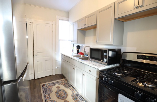 Cozy 2-bedroom house with AC, WiFi, Free Parking in Pittsburgh