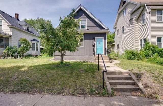 Cozy 2-bedroom House with AC and WiFi by Soccer Stadium