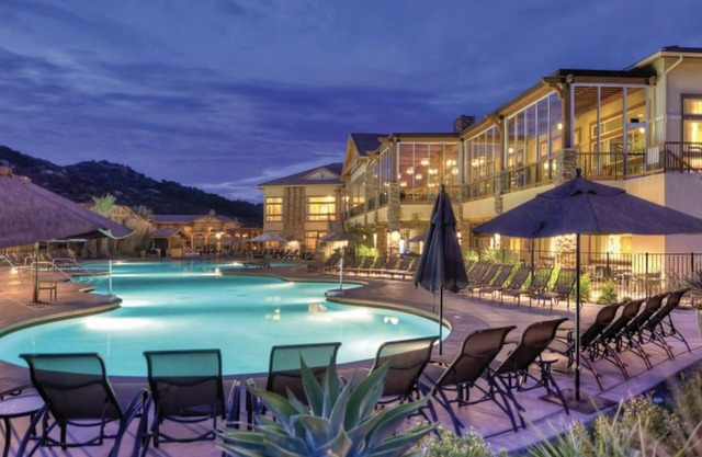 Cozy 2-bedroom resort in amazing Escondido with Fitness Room, WiFi & Golf