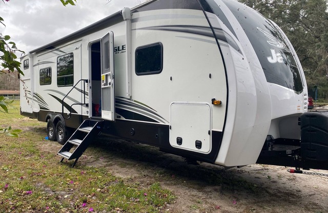 Cozy 2-bedroom RV with WiFi, AC Red Barn music Venue Camp ground