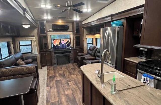 Cozy 2 bedroom RV with pool