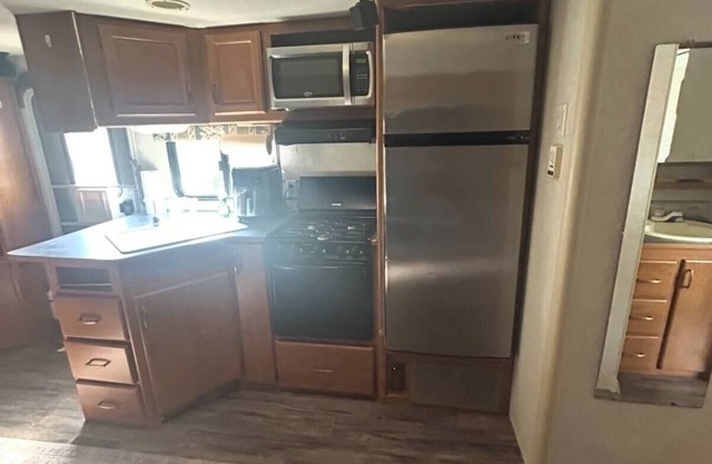 Cozy 2-bedroom RV with WiFi, AC in peaceful Euclid