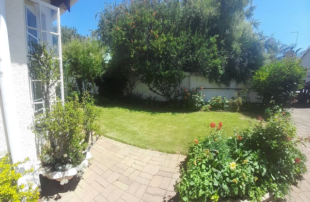 Cozy 2-bedroom townhome in charming Boksburg with WiFi