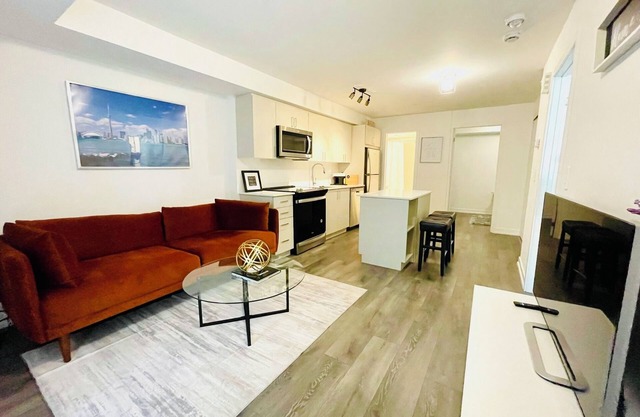 Cozy 2 Bedroom townhome in Toronto!